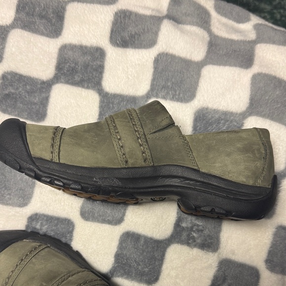 Keen leather slip ons  - Olive and Black - Picture 6 of 7
